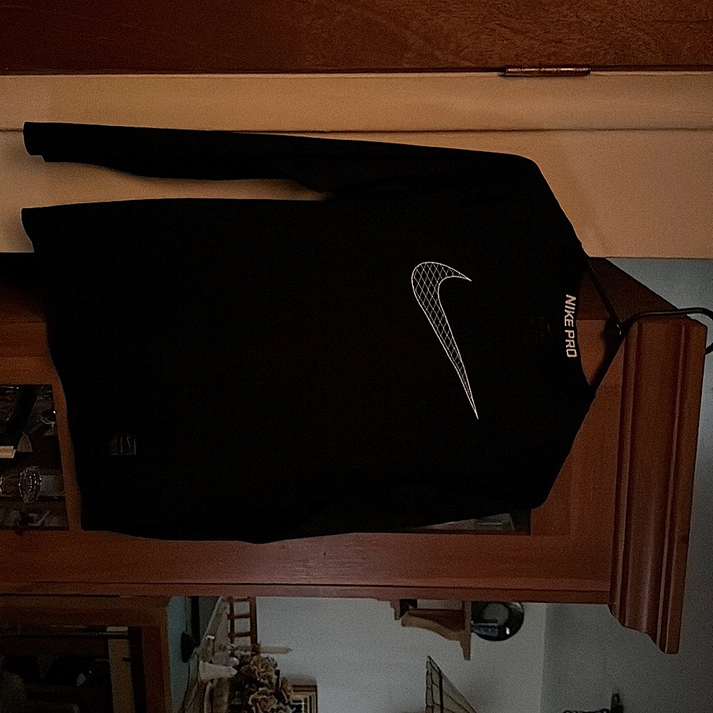 IM SELLING A BOY’S MEDIUM NIKE LONG SLEEVED SPORT SHIRT IN GREAT CONDITION!